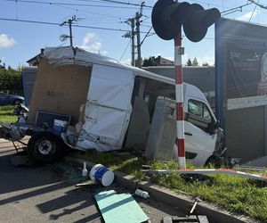 Dostawczak wjechał pod pociąg! Ogromne utrudnienia na kolei