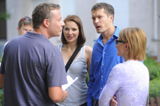 M jak miłość: Szymon (Grzegorz Małecki), Sandra (Anna Dereszowska), Tomek (Andrzej Młynarczyk)