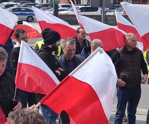 Protest rolników w Olsztynie. Nie zgadzają się importowi ukraińskiego zboża do Polski [ZDJĘCIA]