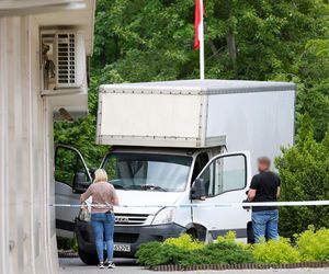 Dostawczy pojazd wbił się w budynek warszawskiego sądu 28.05.2025
