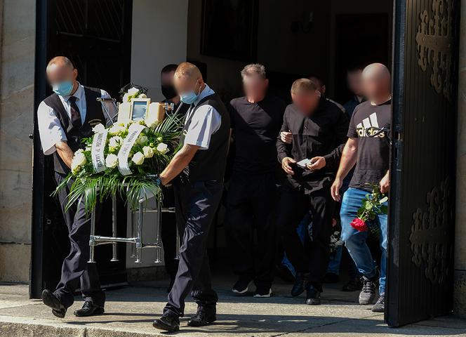 Ukochany wrzucił Basi pierścionek zaręczynowy do grobu
