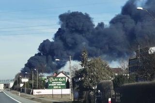 Dym widać z odległości kilku kilometrów! Pożar zakładu chemicznego pod Łodzią