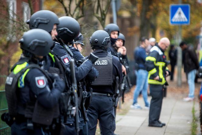 Niemieckie jednostki policji szturmują szkołę w Hamburgu po doniesieniach o bandycie