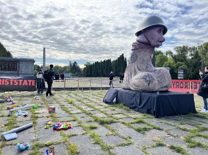 Antywojenny protest na Cmentarzu Żołnierzy Radzieckich w Warszawie