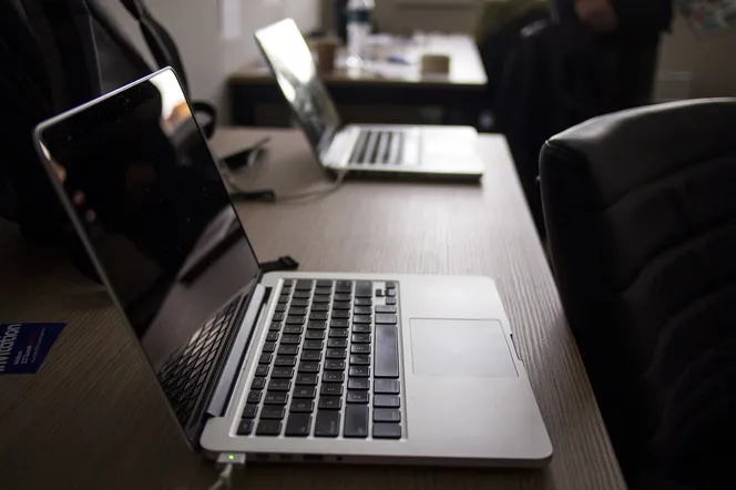 Darmowe laptopy nie tylko dla uczniów. Minister Czarnek ogłasza nowy prezent