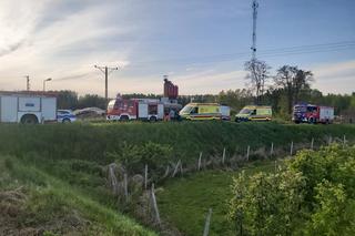 Wjechał wprost pod nadjeżdżający pociąg towarowy! Z auta została kupa złomu