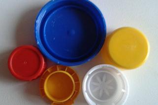 Nie wyrzucaj nakrętek od butelek. Zbierz je, pomożesz 8-letniej Amelce z Bydgoszczy [AUDIO]