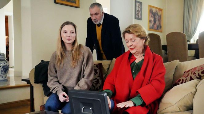 Barwy szczęścia odc. 3173. Sofia (Valeria Gouliaeva), Józefina (Elżbieta Jarosik), Andrzej Zastoja-Modelski (Leon Charewicz)