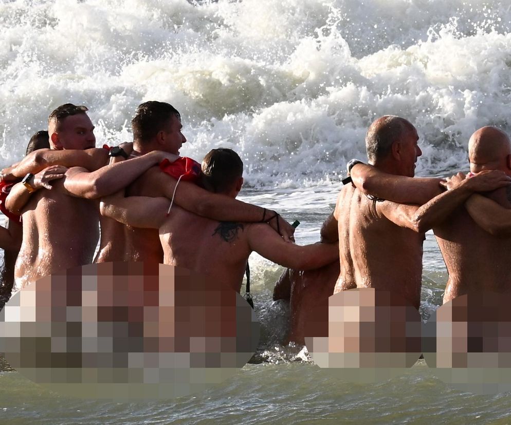 Białe delfiny, czyli koniec wakacji w Mielnie. Ratownicy pożegnali sezon na golasa