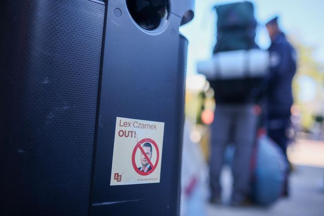 Ostatnie Pokolenie rozbiło namioty przed Sejmem. Domagają się prac nad ustawą o transporcie publicznym