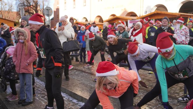 Bieg Mikołajów w Olsztynie. Około 400 osób pobiegło w charytatywnym celu [ZDJĘCIA]