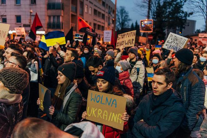 Tłumy poznaniaków przed konsulatem Rosji. Łapy precz od Ukrainy