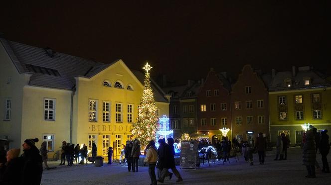 Świąteczne iluminacje w Olsztynie zachwycają. Prawdziwą „gwiazdą” jest choinka na starówce [ZDJĘCIA]