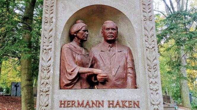 Kim był Hermann Haken? 