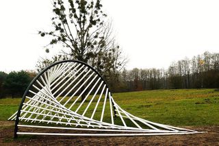 Ten park w Poznaniu trzeba odwiedzić. To prawdziwa galeria sztuki w plenerze!