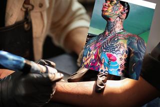Tatuaże pokrywają niemal 100% jego ciała. Jest najbardziej zmodyfikowanym człowiekiem na świecie
