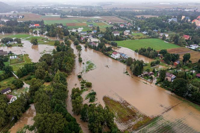 Zalane wsie, ewakuacja, woda na ulicach miasta. Dramatyczna sytuacja na południu Polski. 