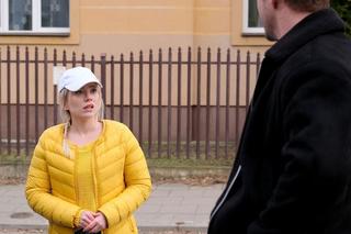 M jak miłość odc. 1808. Dziewczyna  (Karina Rezner) z gangu Roberta, Marcin (Mikołaj Roznerski)