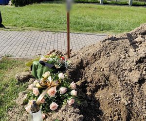 Kolorowe kwiaty i morze łez na pogrzebie Katarzyny z Raby Wyżnej. Zazdrosny mąż zabił ją 10 metrów od domu