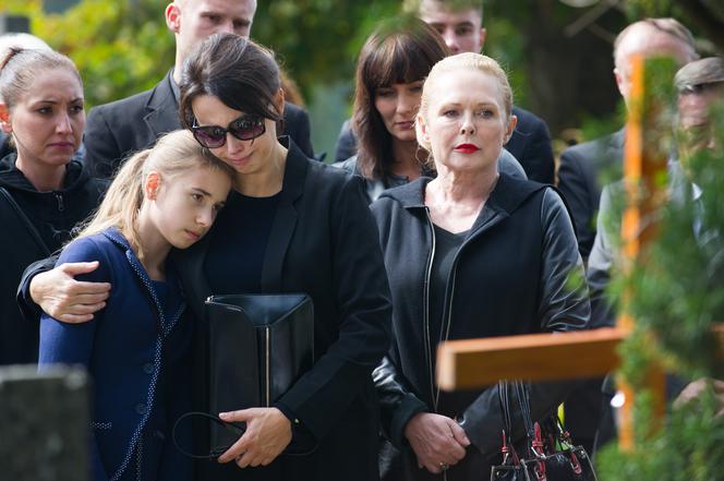 Na Wspólnej 2195. Pogrzeb Adama. Weronika (Renata Dancewicz), Antosia (Gabrysia Jeżółkowska), Ada (Monika Obara), Agnieszka (Katarzyna Walter)