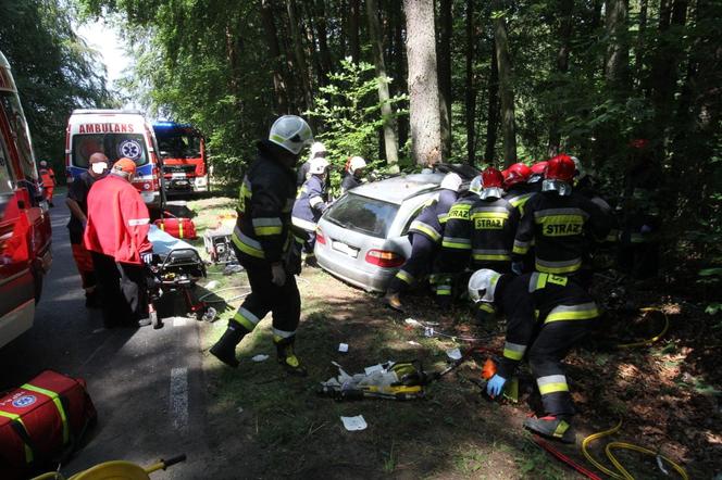 Koszmarny wypadek w powiecie kołobrzeskim. Nie żyje jedna osoba, troje dzieci w szpitalu