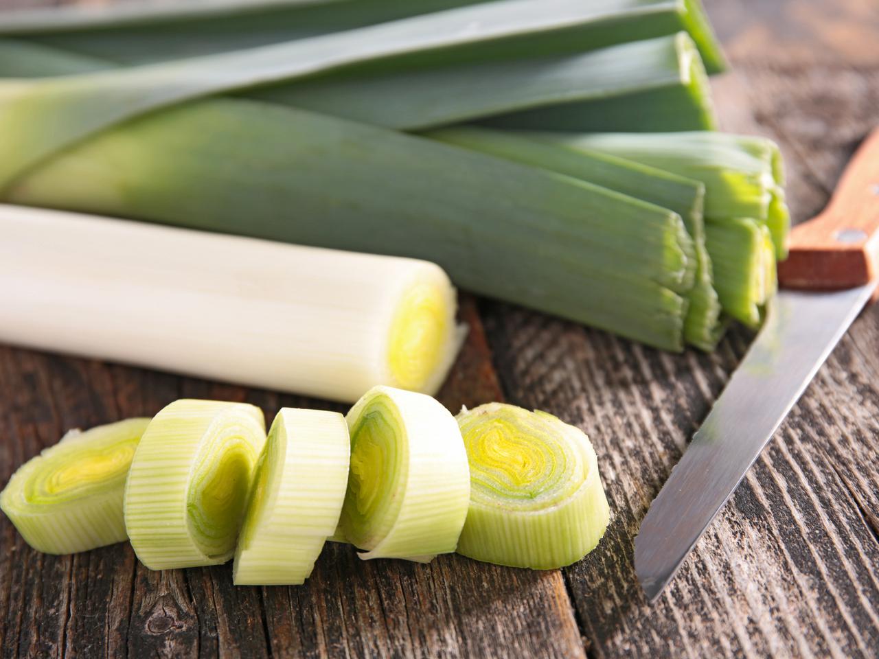 Sałatka z pora, rzodkiewki, papryki i ogórka kiszonego