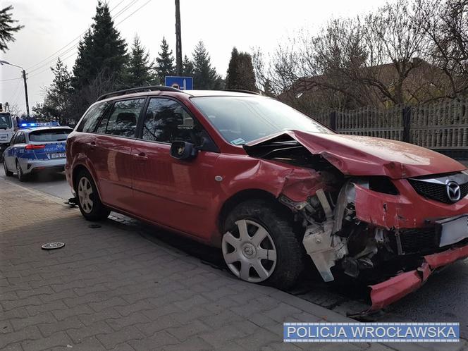 Potrącił pieszych na chodniku i staranował ogrodzenie. Pijany kierowca szalał 
