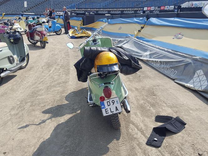 Osy kręciły kółka na stadionie żużlowym w Lesznie. Ogólnopolski zlot skuterów Osa Osieczna-Leszno 