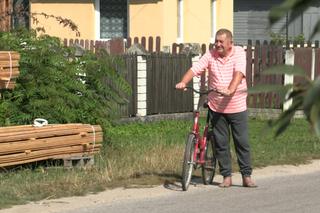 Rolnicy. Podlasie. Andrzej wymienia dziurawą dętkę w rowerze Gienka. Pomaga mu Sławek