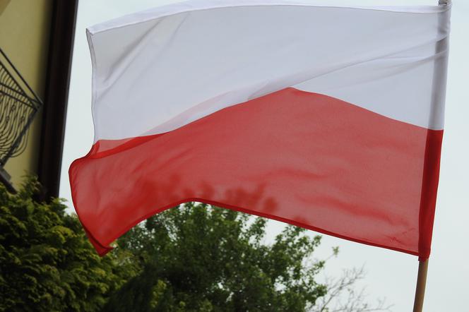 Mieszkaniec powiatu górowskiego zniszczył flagę na posesji sąsiada      