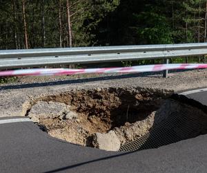  Zapadliska na obwodnicy Bolesławia. Nowa droga z dziurami jak leje po bombie