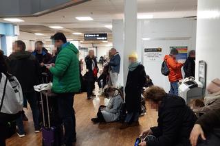 Polacy porzuceni na lotnisku w Londynie. Nie mają co jeść, chorym brakuje leków. Wizzair oddelegował do kontaktu sprzątaczkę