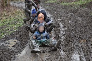 Nietypowy kulig na Śląsku. Zamiast śniegu błoto, a zamiast konia samochód terenowy. 