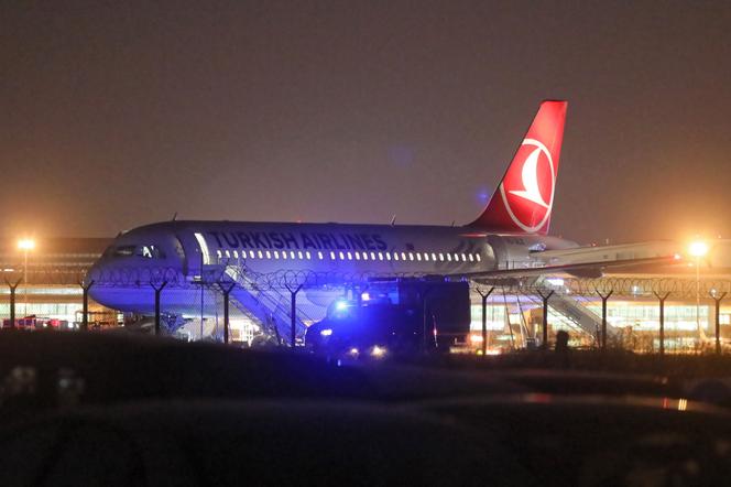 Alarm bombowy na lotnisku Okęcie. Ewakuowano ponad 100 pasażerów z samolotu