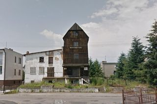 Najdalej na północ wysunięte miasto na Dolnym śląsku. Dawne mury obronne wciąż tu istnieją 