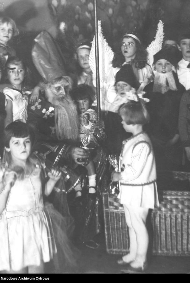 Zabawy z Mikołajem zaczęły być modne już w latach 20. XX w. 