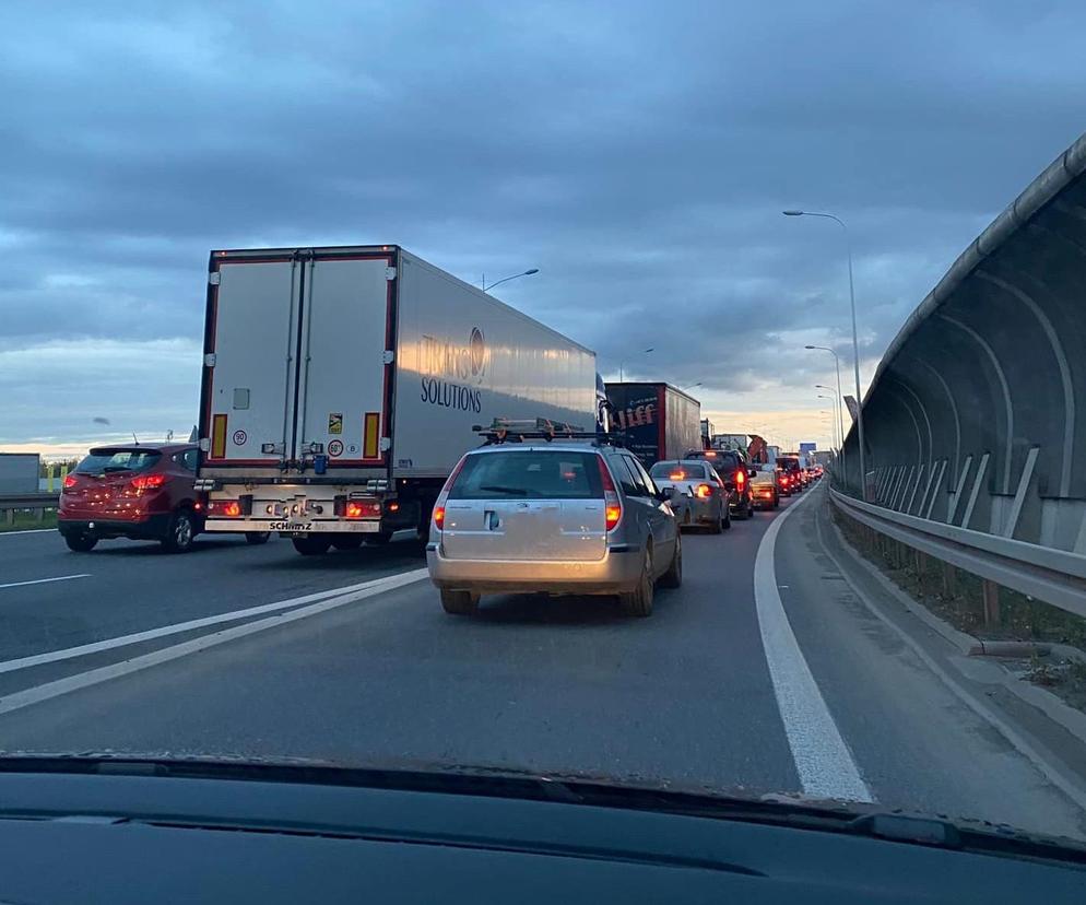 Wypadek ciężarówki i dwóch osobówek we Wrocławiu. Ogromny korek na AOW