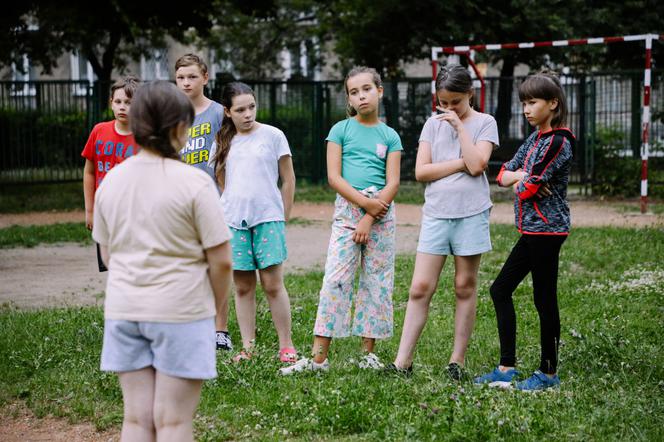 Na Wspólnej, odcinek 3344: Mela (Alicja Warchocka), uczennice szkoły Zimińskiej