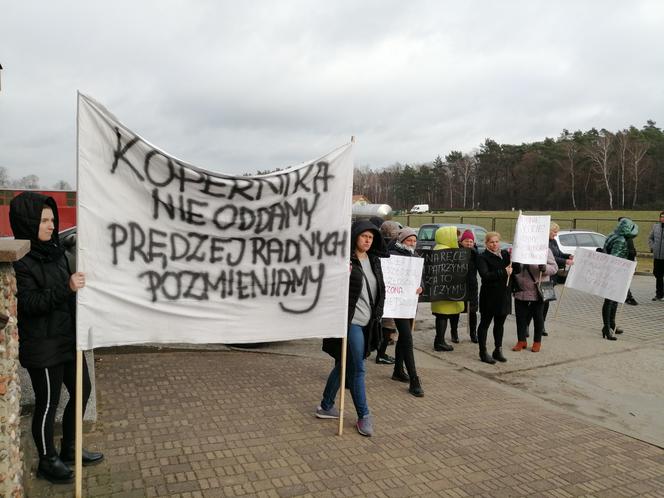 Rodzice protestują przeciwko zmianom w ich szkole