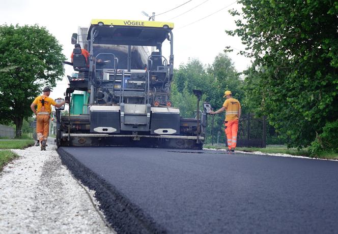 Pod Bełchatowem kładą nowy asfalt. Na taką nawierzchnię mieszkańcy czekali latami