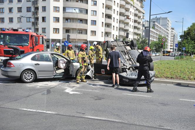 Wypadek na Sokratesa. Saab huknął w taksówkę, auto dachowało