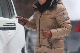 Mucha skrobie szyby kartą kredytową