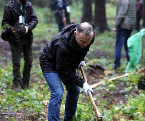 Andrzej Duda w deszczu sadził drzewa