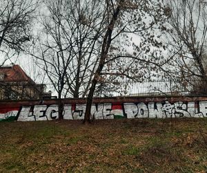 Zniszczony zabytkowy mur na Mariensztacie