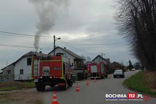 Pożar sadzy w kominie w Bochni. Strażakom udało się opanować ogień