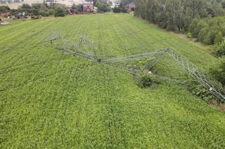 Połamane słupy w miejscowości Lutrowskie