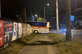 Autokar wjechał w targowisko.