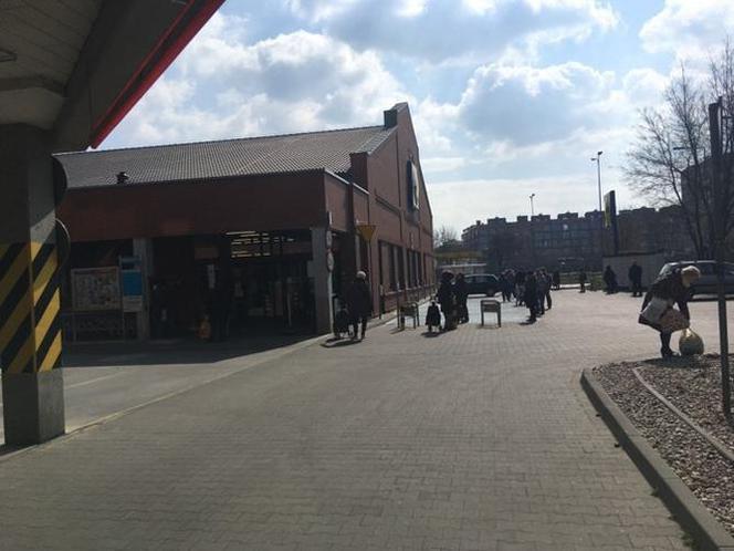 Gigantyczne kolejki do sklepów