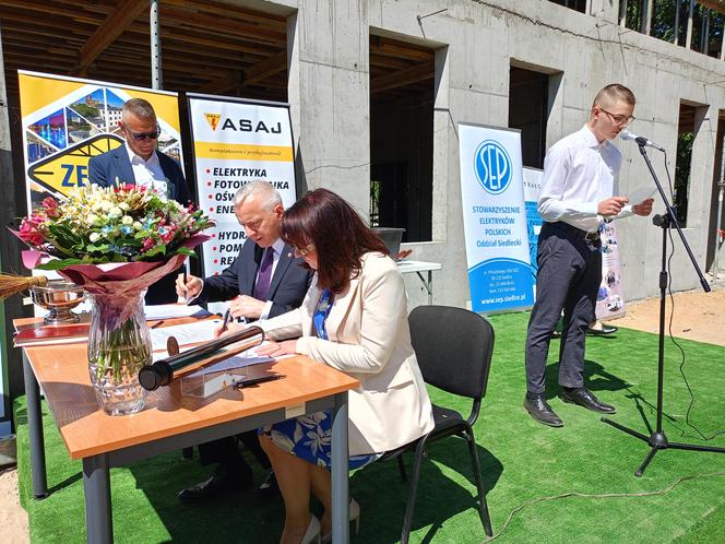 W ścianie budynku powstającego Branżowego Centrum Umiejętności w branży elektroenergetyki zamurowana została także kapsuła czasu