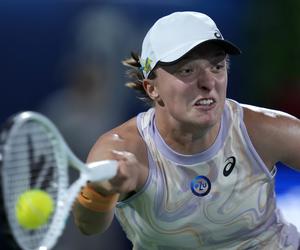 Iga Świątek znów przegrała finał z Barborą Krejcikovą! Natchniona Czeszka zatrzymała Polkę! Finał WTA Dubaj Świątek - Krejcikova WYNIK RELACJA NA ŻYWO